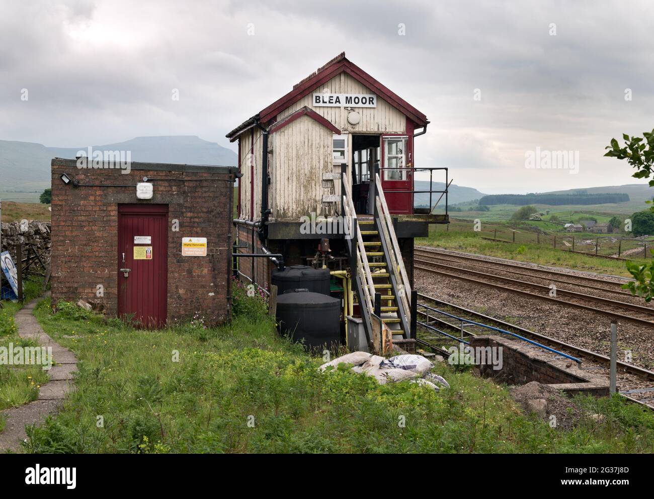 Die abgelegene Signalbox Blea Moor auf der Settle-Carlisle-Bahn in der Nähe von Ingleton, Yorkshire Dales National Park, Großbritannien. Stockfoto