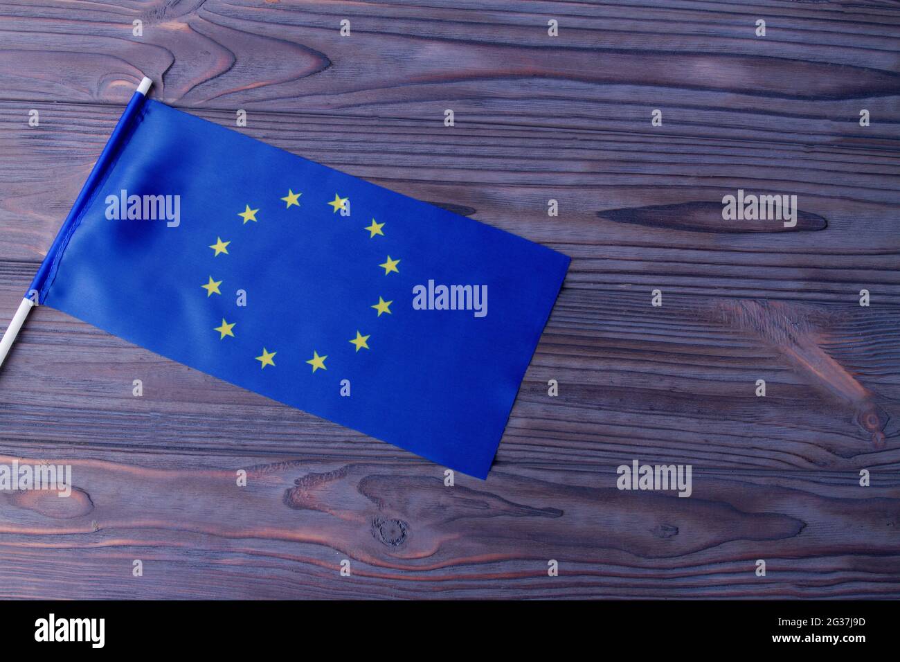 Blaue Eropean Union Flagge auf grauem Holzschreibtisch Hintergrund. Stockfoto