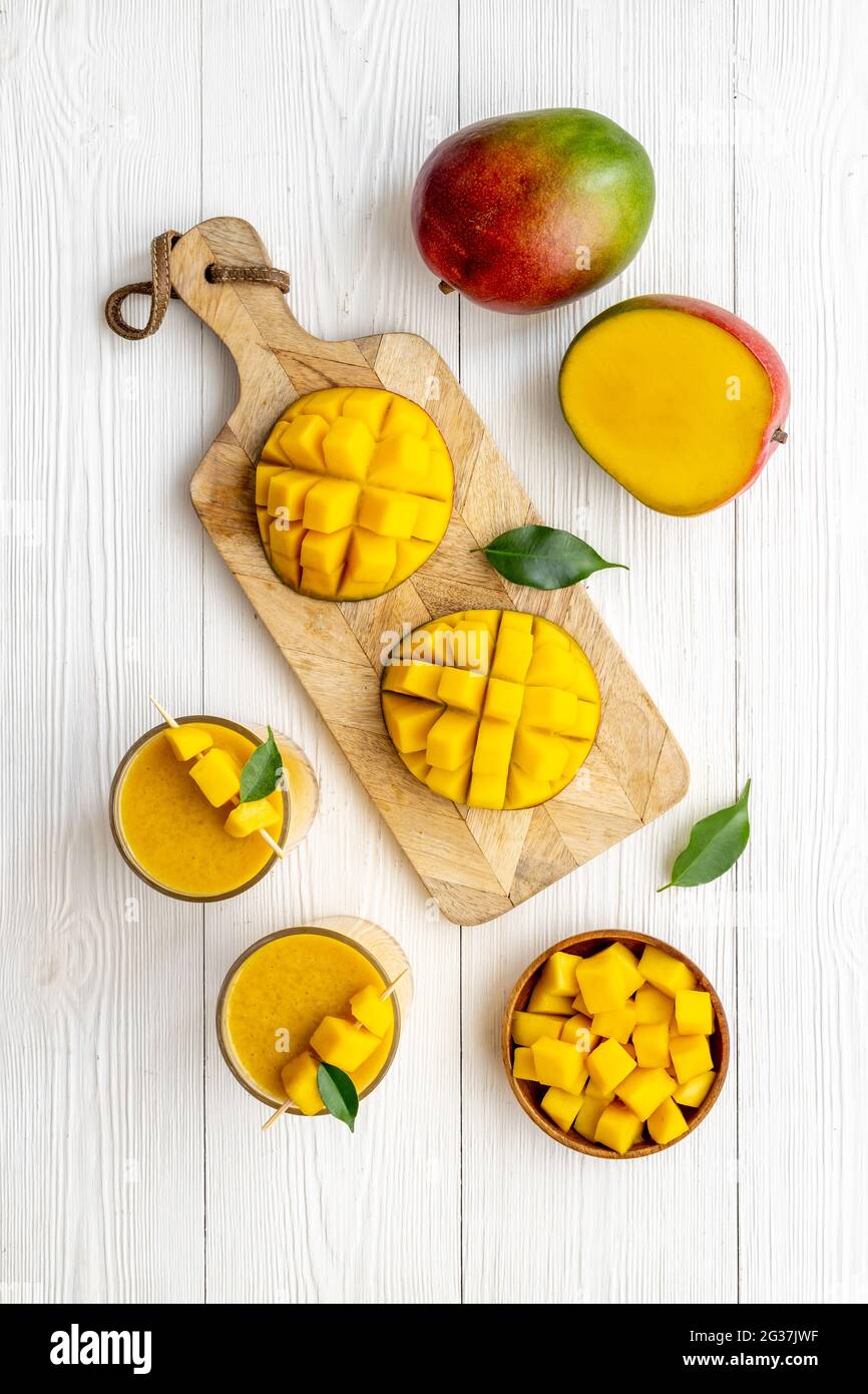 Mangoscheiben und -Würfel mit frischem Mango-Smoothie. Draufsicht Stockfoto