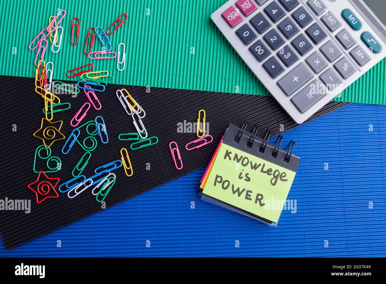 Wissen ist Macht Konzept Draufsicht Flat Lay. Stockfoto