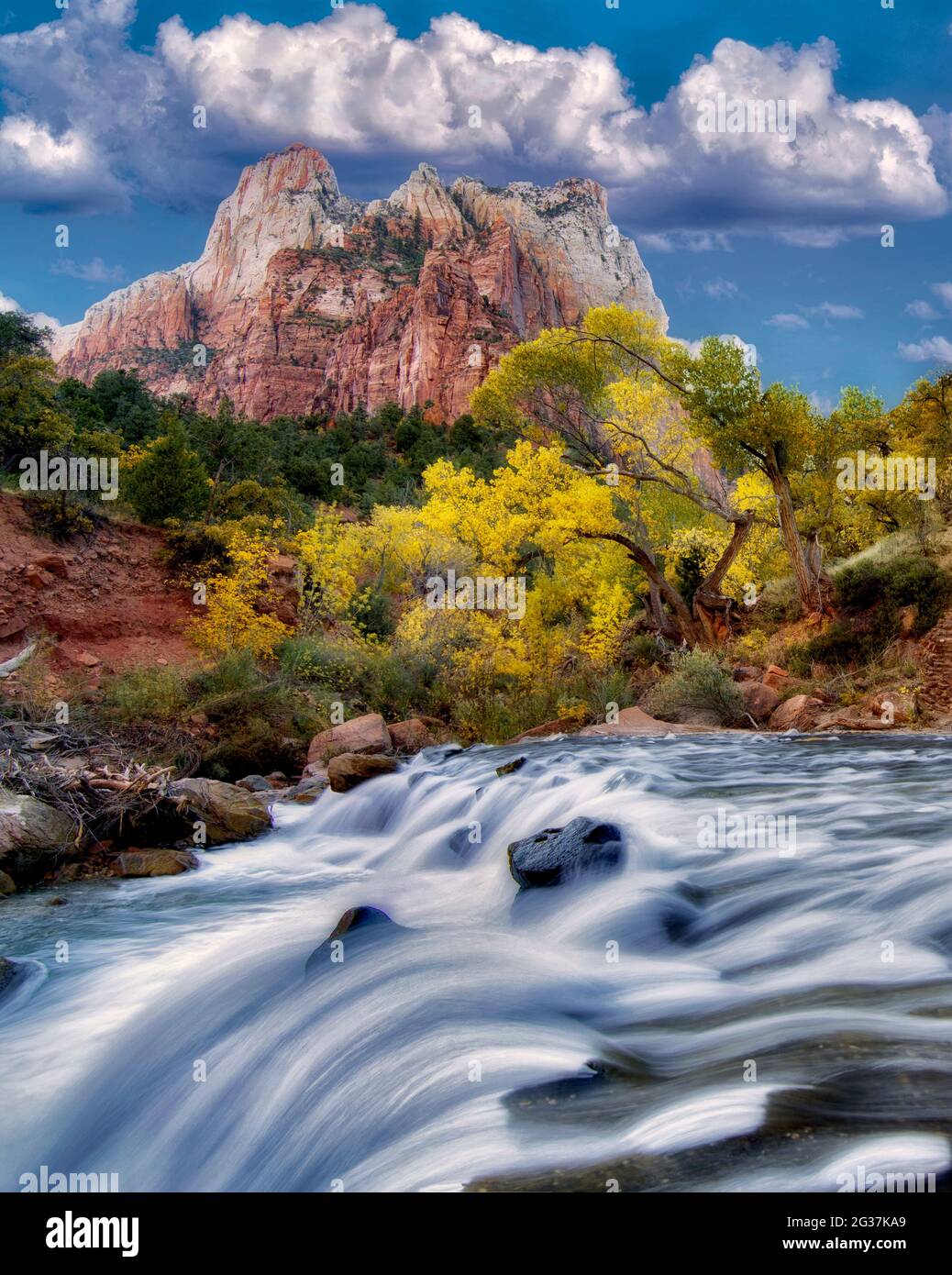 Gericht der Patriarchen und Virgin River Wasserfall und Fsll Farbe. Zion Nationalpark, Utah Stockfoto