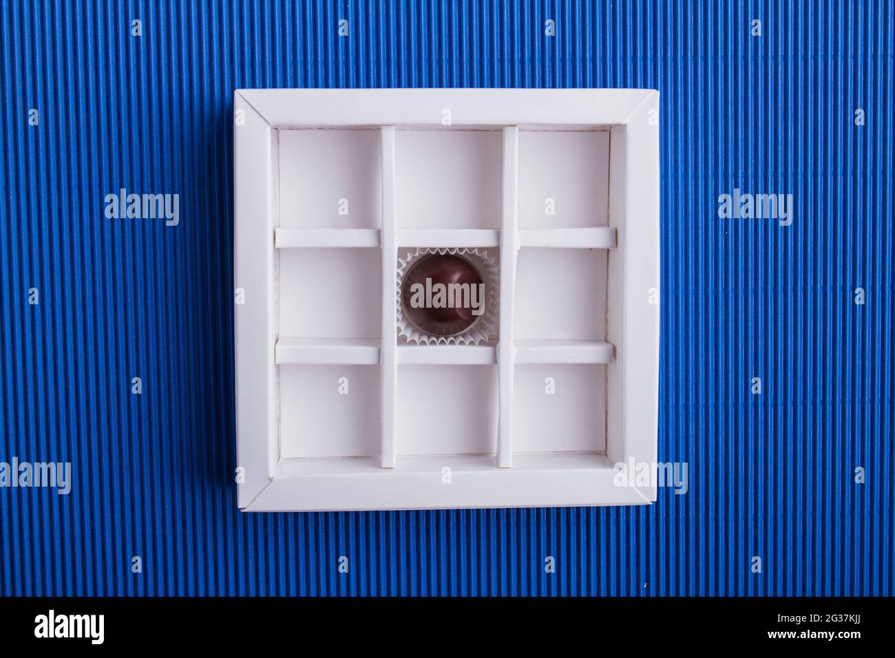 Draufsicht eine einzige Schokolade in der Schachtel. Stockfoto