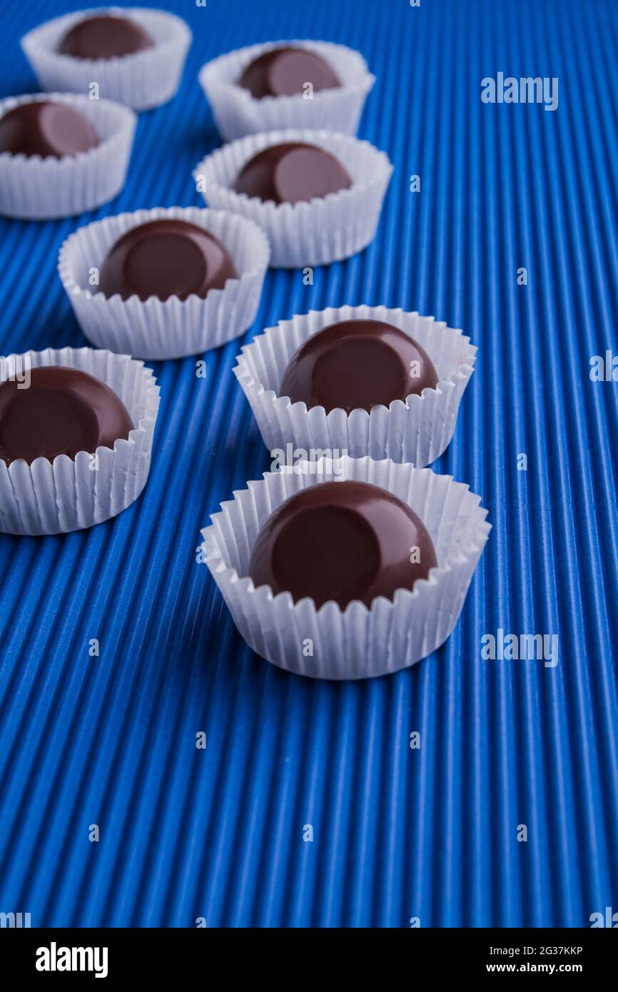 Vertikale Schuss Satz von braunen reflektierenden Schokolade Bonbons. Stockfoto
