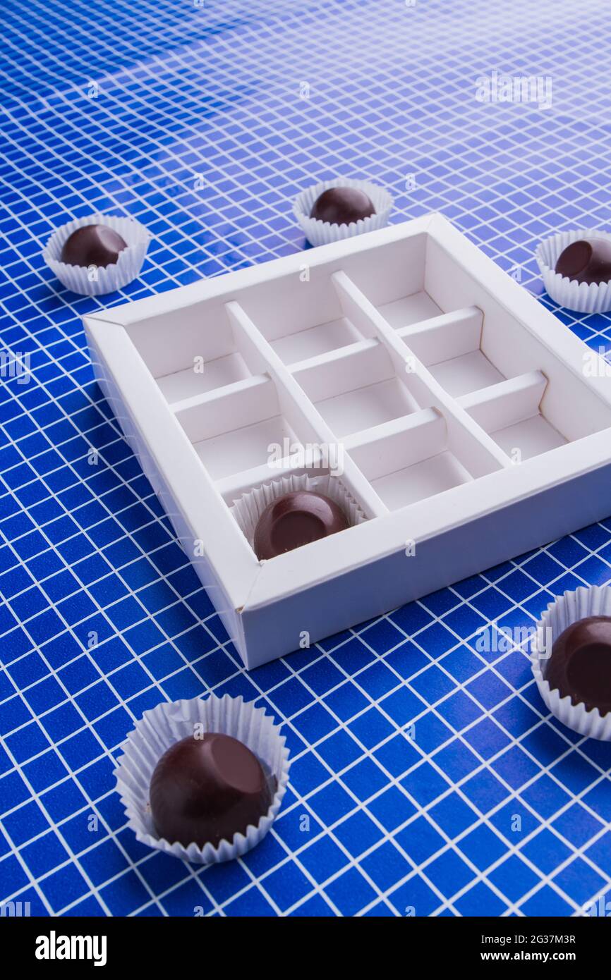 Schokoladenbox mit Onw Single Candy close-up. Stockfoto