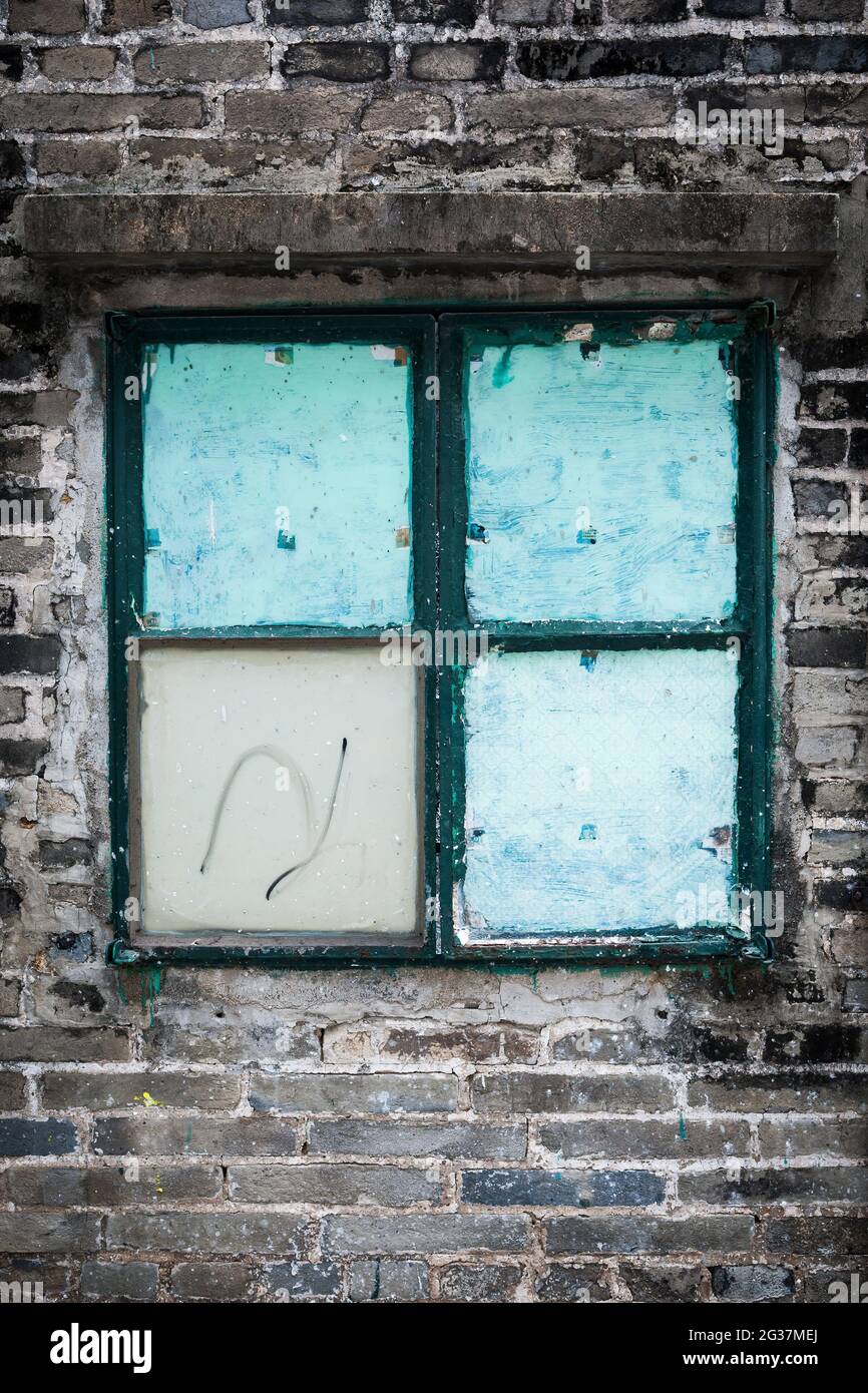 Ein Fenster in einem traditionellen grünen Backsteinhaus in kam Tin, New Territories, Hong Kong (Set: #2 von 3) Stockfoto