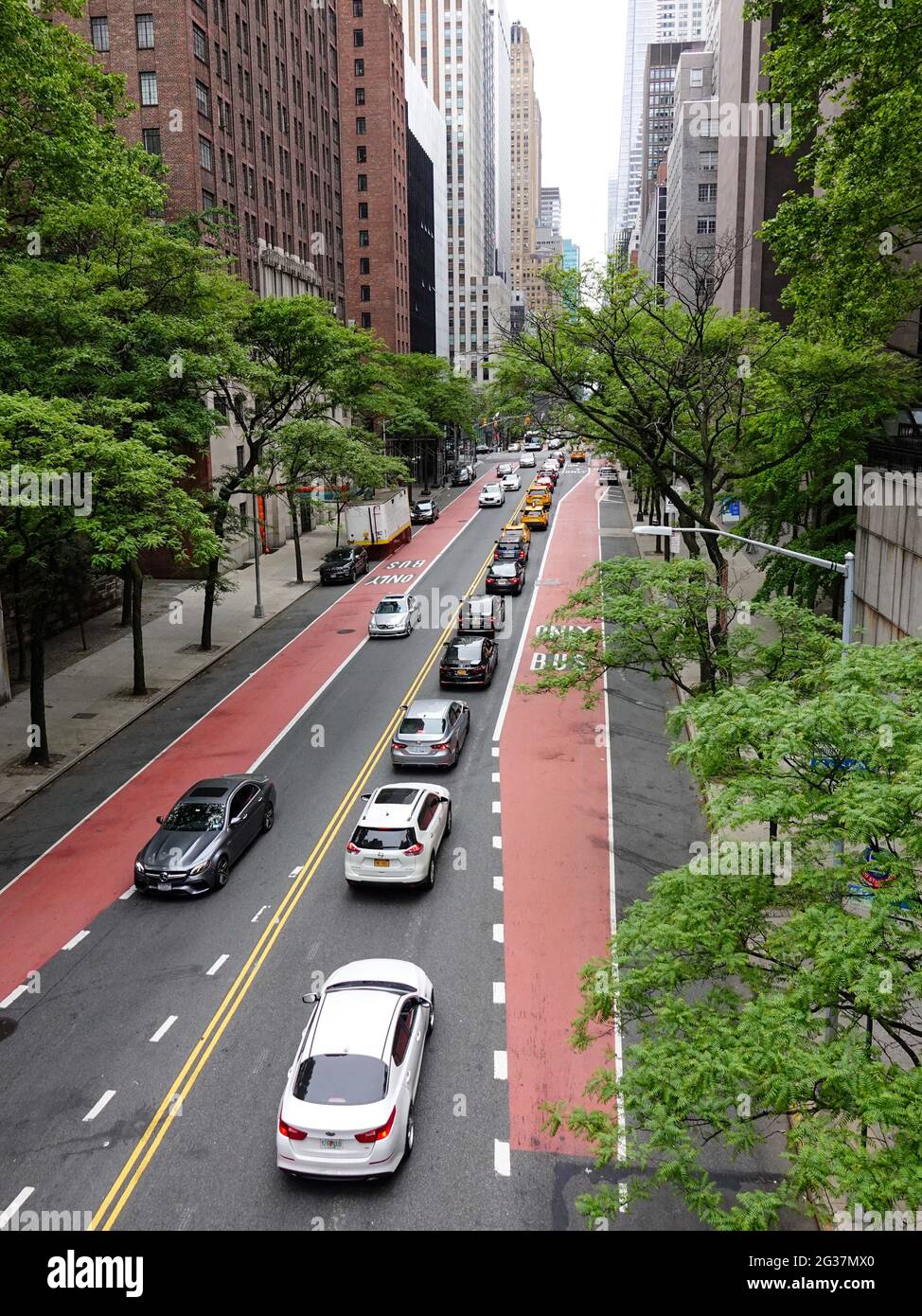 Midtown-Verkehr in Richtung Westen auf East 42nd Street, New York, NY, USA. Stockfoto