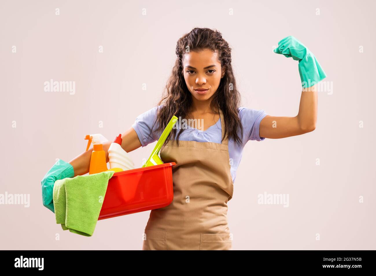 Porträt der afroamerikanischen Hausfrau, die bereit für die Hausarbeit ist. Stockfoto