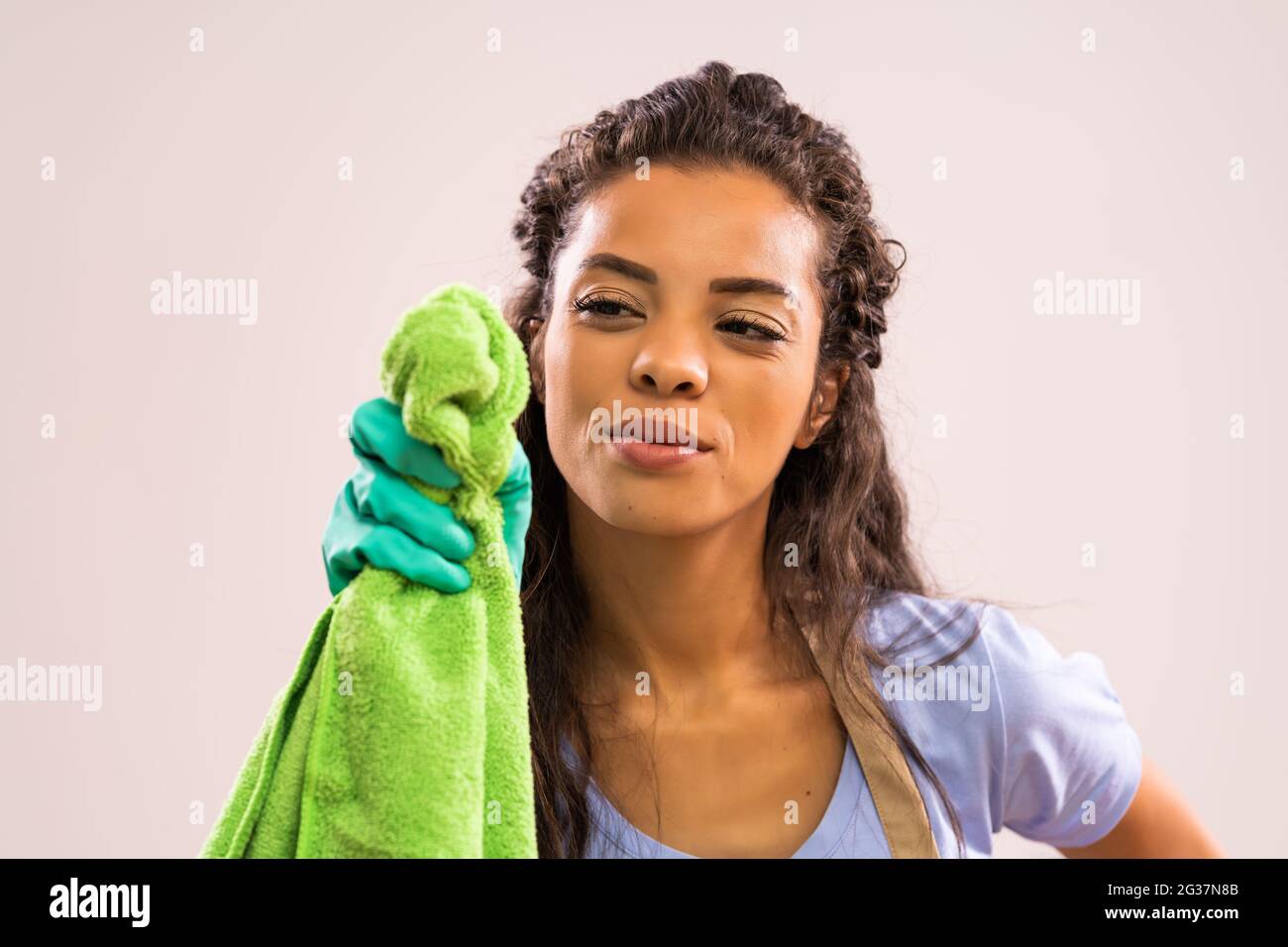 Porträt einer afroamerikanischen Hausfrau, die von der Reinigung besessen ist. Stockfoto