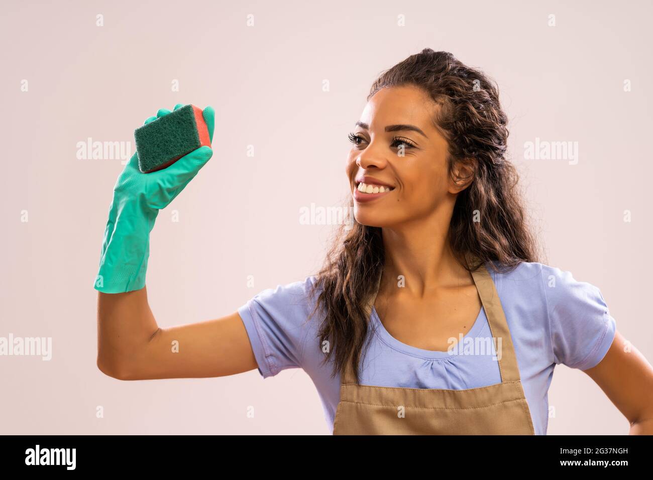 Porträt einer afroamerikanischen Hausfrau, die von der Reinigung besessen ist. Stockfoto