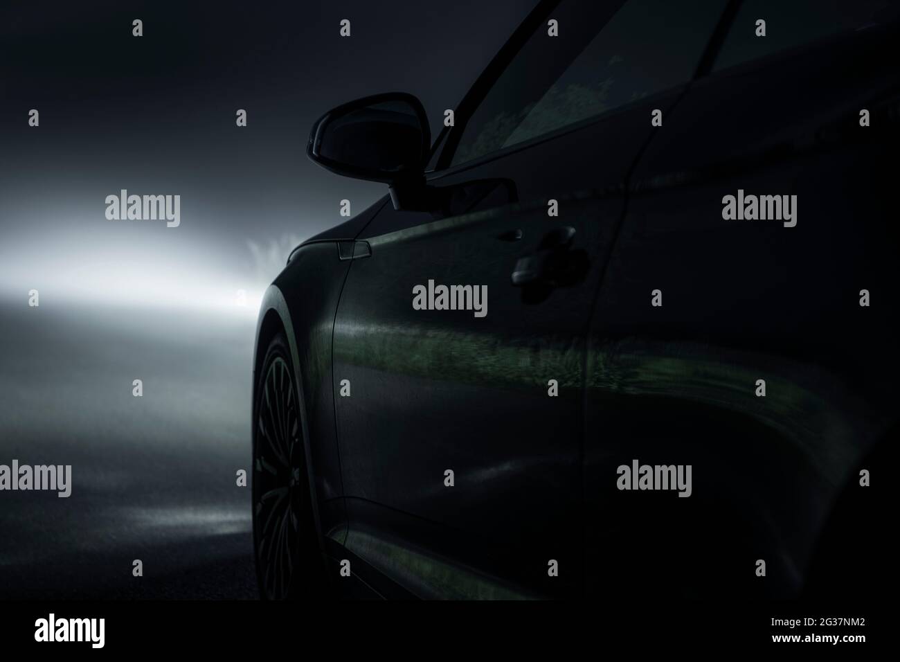 Fahren in Foggy Wetter während der Nacht Stunden. Straßenbedingungen. Fahrzeugdesign. Stockfoto