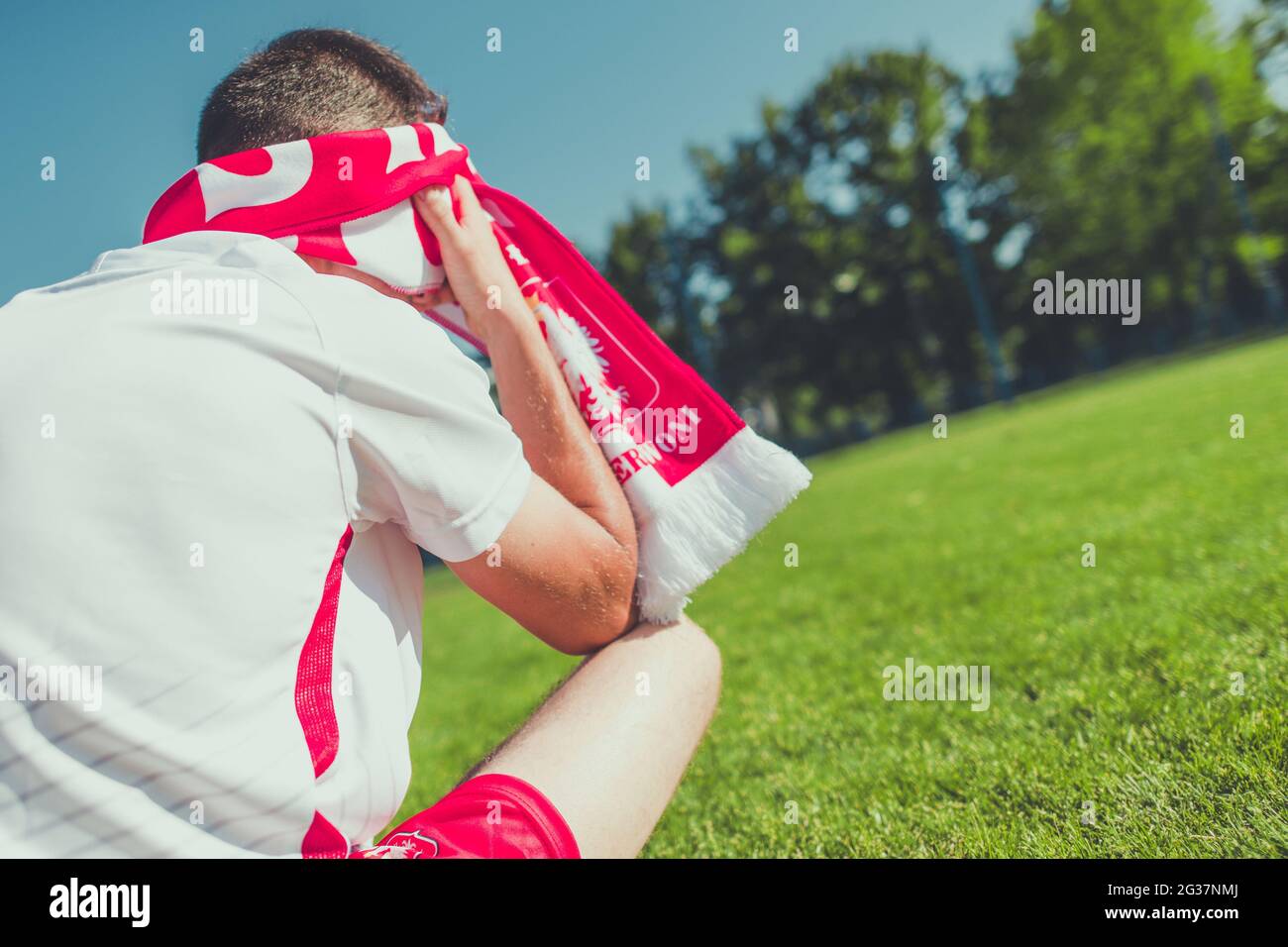 Frustrierter und weinender Fan der polnischen Fußballmannschaft in den Farben Rot und Weiß. Stockfoto