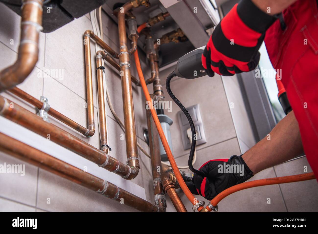 HLK-Mitarbeiter mit Erdgasdetektor auf der Suche nach einem Leck. Geplante Wartung Der Heizungsanlage Für Haushalte. Stockfoto