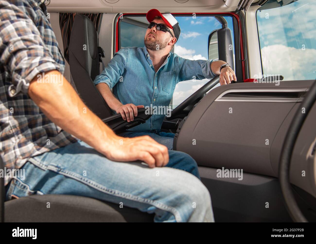Zwei Kaukasische Truckers International Haul Team. Semi-Truck-Fahrer Bereiten Sich Auf Eine Weitere Langstrecke Vor. Stockfoto