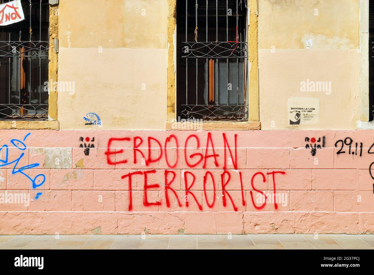 An der Universität Padua, an der Wand des Instituts für Politikwissenschaften, Recht und Internationale Studien, schrieb eine Gruppe von Studenten in roter Sprühfarbe "Erdogan Terrorist". Stockfoto