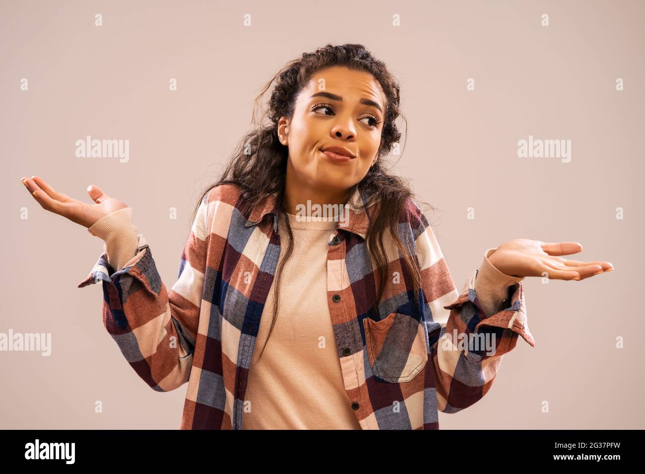 Studio-Aufnahme Porträt der schönen afroamerikanischen Ethnizität Frau, die nicht weiß. Stockfoto