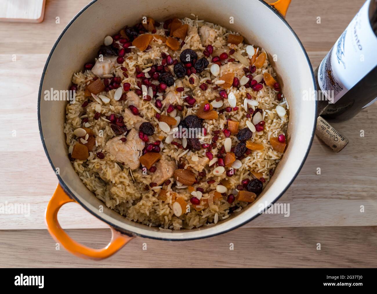 Usbekische Plov in Auflaufform: Eine herkömmliche Mahlzeit mit Huhn, Reis, Granatapfelkernen, Heidelbeeren, Kirschen, Aprikose und Mandeln Stockfoto