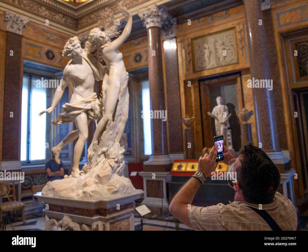 Italien, Rom, 4. Juni 2020 : das Gallerie Borghese Museum wird nach fast 3 Monaten Sperrung aufgrund der Covid-19-Pandemie wieder eröffnet. Im Bild: Besucher Stockfoto