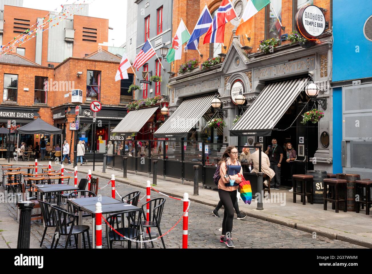Im Stadtteil Dublin Temple Bar spazieren Sie in der lebhaften Essex Street East vor den Bad Bobs, Temple Bar, Dublin, Irland Stockfoto