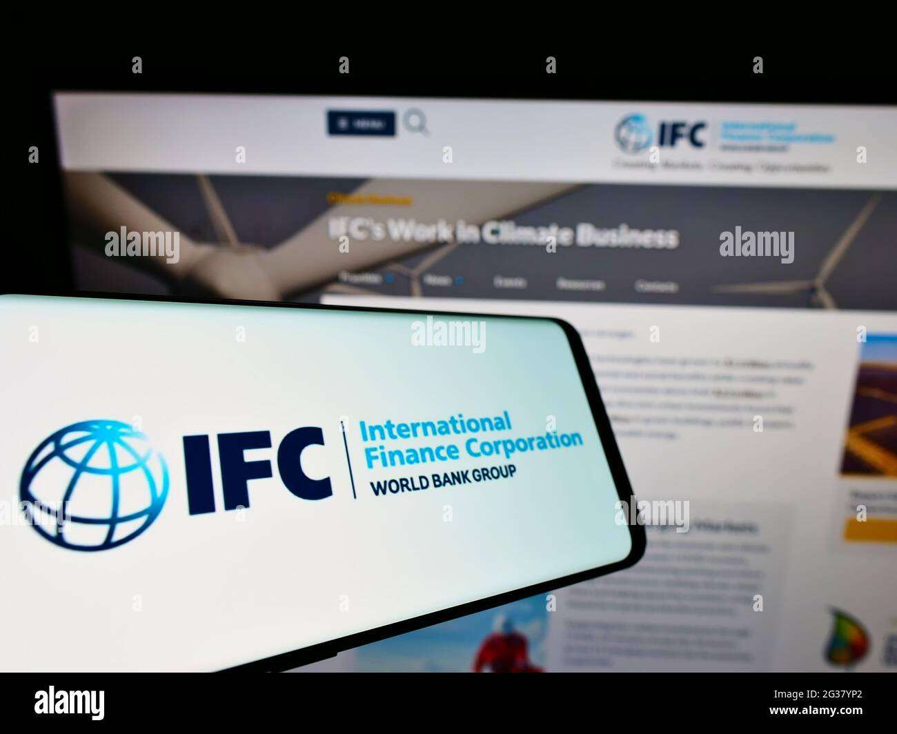 Smartphone mit Logo der Institution International Finance Corporation (IFC) auf dem Bildschirm vor der Website. Konzentrieren Sie sich auf die Mitte rechts des Telefondisplays. Stockfoto