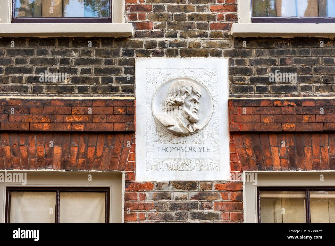 LONDON ENGLAND CHELSEA 24 CHEYNE ROW EHEMALIGES WOHNHAUS VON THOMAS CARLYLE WEISSE PLAKETTE AN DER WAND DES HAUSES Stockfoto