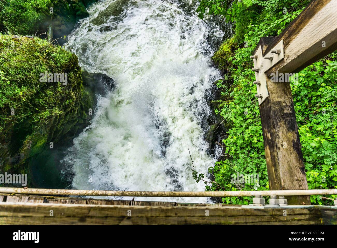 Wildwasser rauscht durch den unteren Teil der Tumwater Falls. Stockfoto