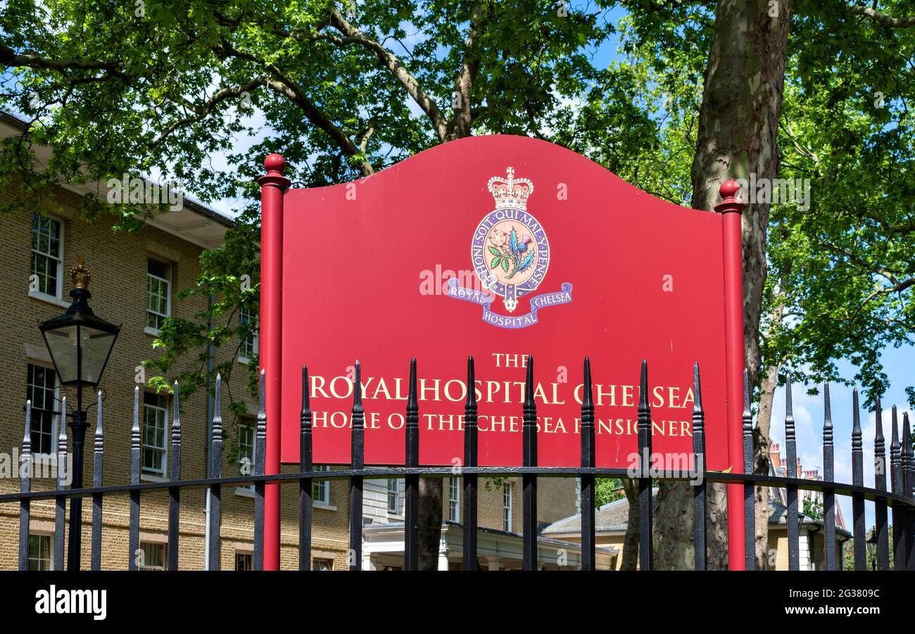 LONDON ENGLAND CHELSEA ROTES SCHILD FÜR DAS ROYAL HOSPITAL CHELSEA, DAS HAUS DES CHELSEA-RENTNERS Stockfoto