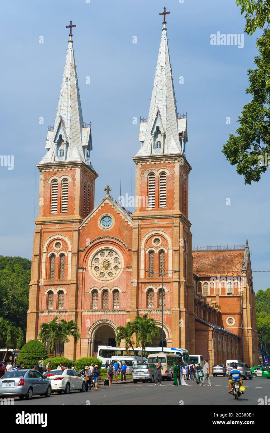 HO-CHI-MINH-Stadt, VIETNAM - 19. DEZEMBER 2015: Kathedrale Notre Dame de Saigon an einem sonnigen Tag Stockfoto