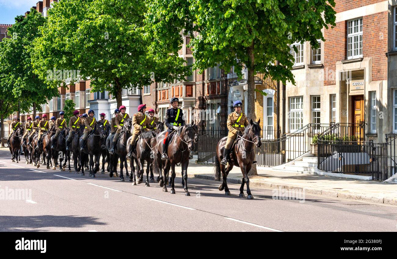 LONDON ENGLAND HAUSHALT KAVALLERIE SCHWARZE PFERDE UND REITER IN SLOANE STREET CHELSEA Stockfoto