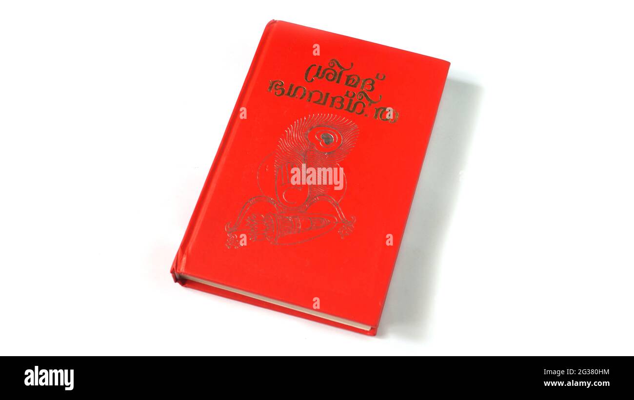 Kerala, Indien - 06-12-2021: Sreemad Bagavadgeetha Buch in Malayalam Sprache auf weißem Hintergrund Stockfoto