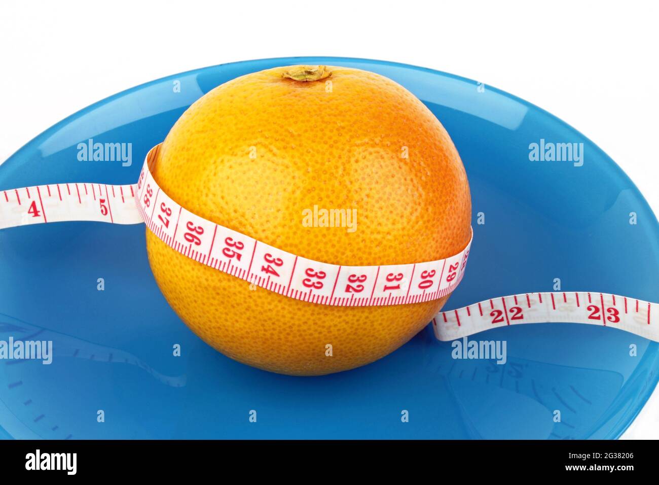 Eine gesunde Ernährung Gewichtsverlust Konzept, eine Grapefruit mit einem Maßband um sie gewickelt. Stockfoto