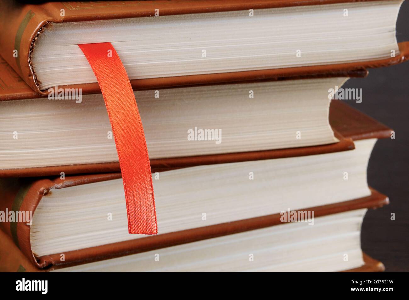 Stapel von Büchern mit Lesezeichen in einem Stockfoto