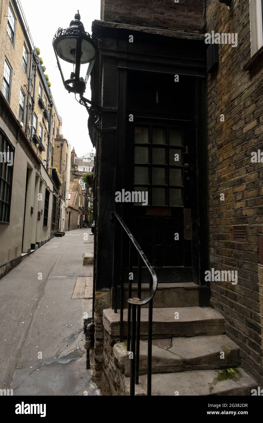 Goodwins Court, eine schmale Gasse in Covent Garden mit Häusern aus der Zeit um 1690 am 25. Mai 2021 in London, Großbritannien. Es wird gemunkelt, dass diese Gasse die Inspiration für Harry Potters, die Winkelgasse, sein soll. Stockfoto