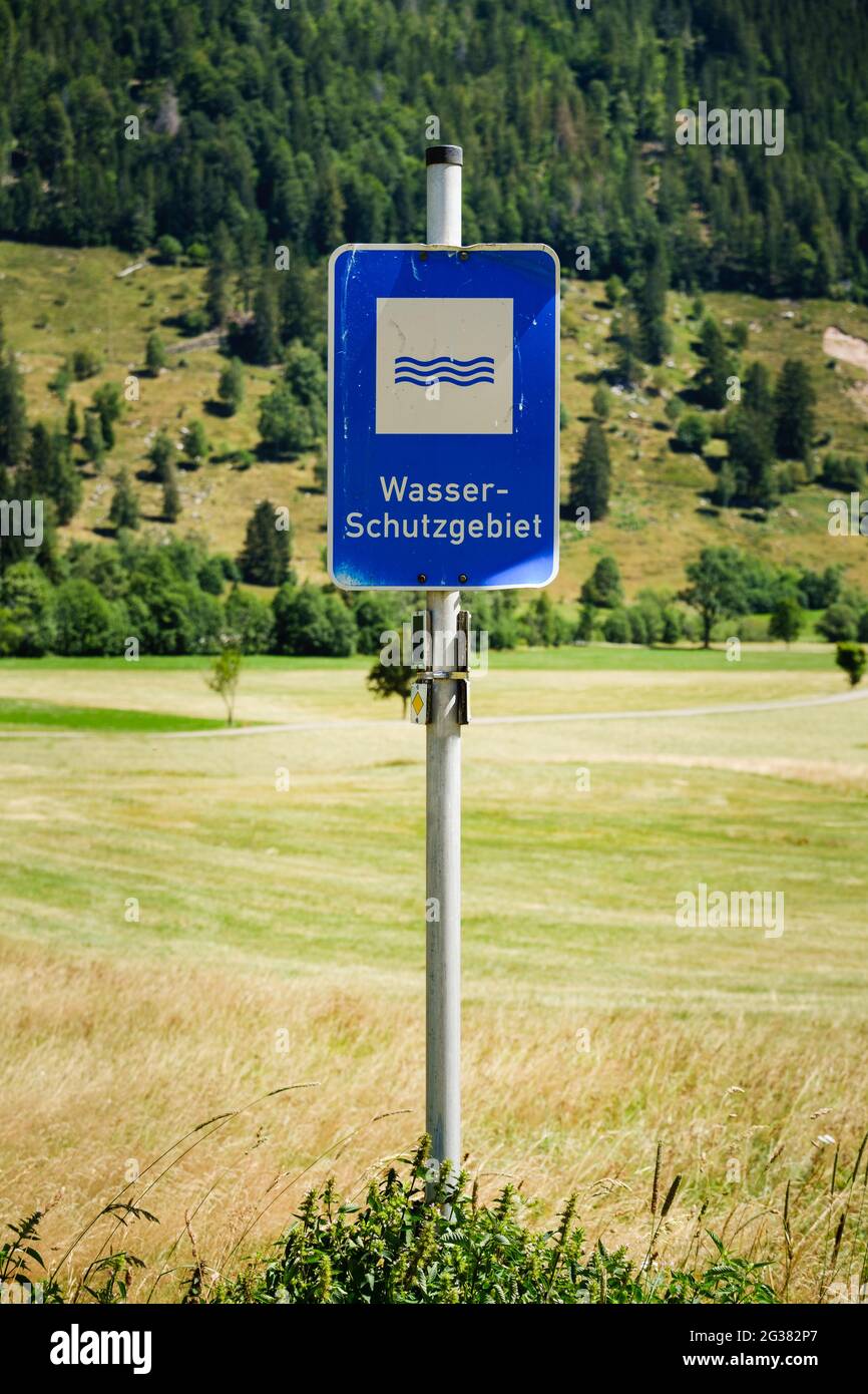 Schild 'Wasser Schutzgebiet' im Schwarzwald in Deutschland. Das Schild bedeutet Wasserschutzgebiet, das Wasser in der Gegend wird zum Trinken oder Heilen verwendet Stockfoto