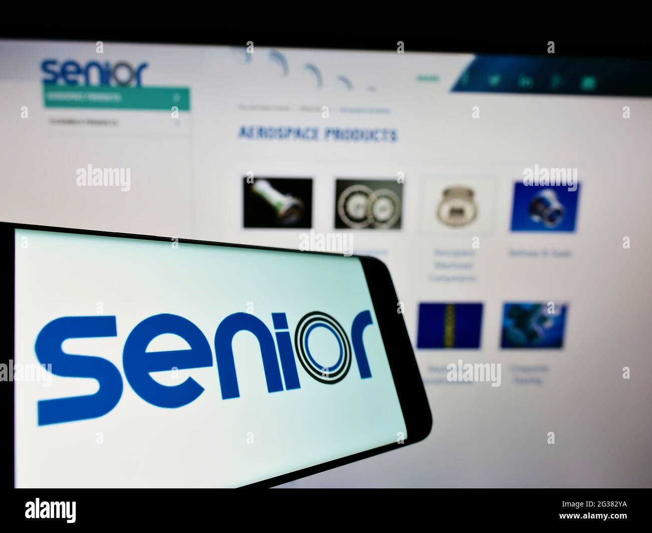 Smartphone mit Logo des britischen Produktionsunternehmens Senior plc auf dem Bildschirm vor der Unternehmenswebsite. Konzentrieren Sie sich auf die Mitte rechts des Telefondisplays. Stockfoto