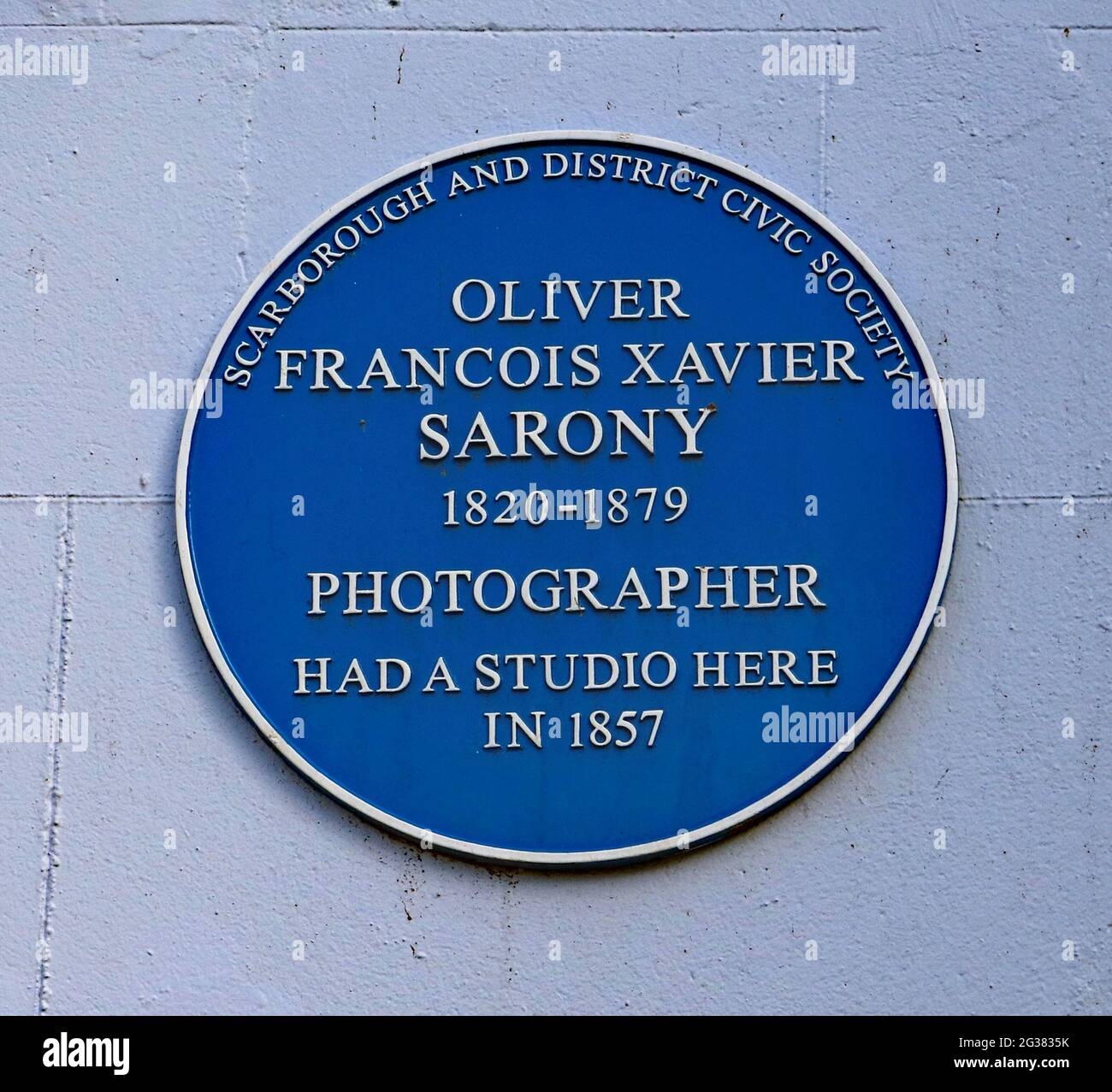 Blaue Plakette für Oliver Francois Xavier Sarony am Fairview Court Scarborough, aufgenommen, wo der Fotograf in den 1800er Jahren ein Studio hatte. Stockfoto