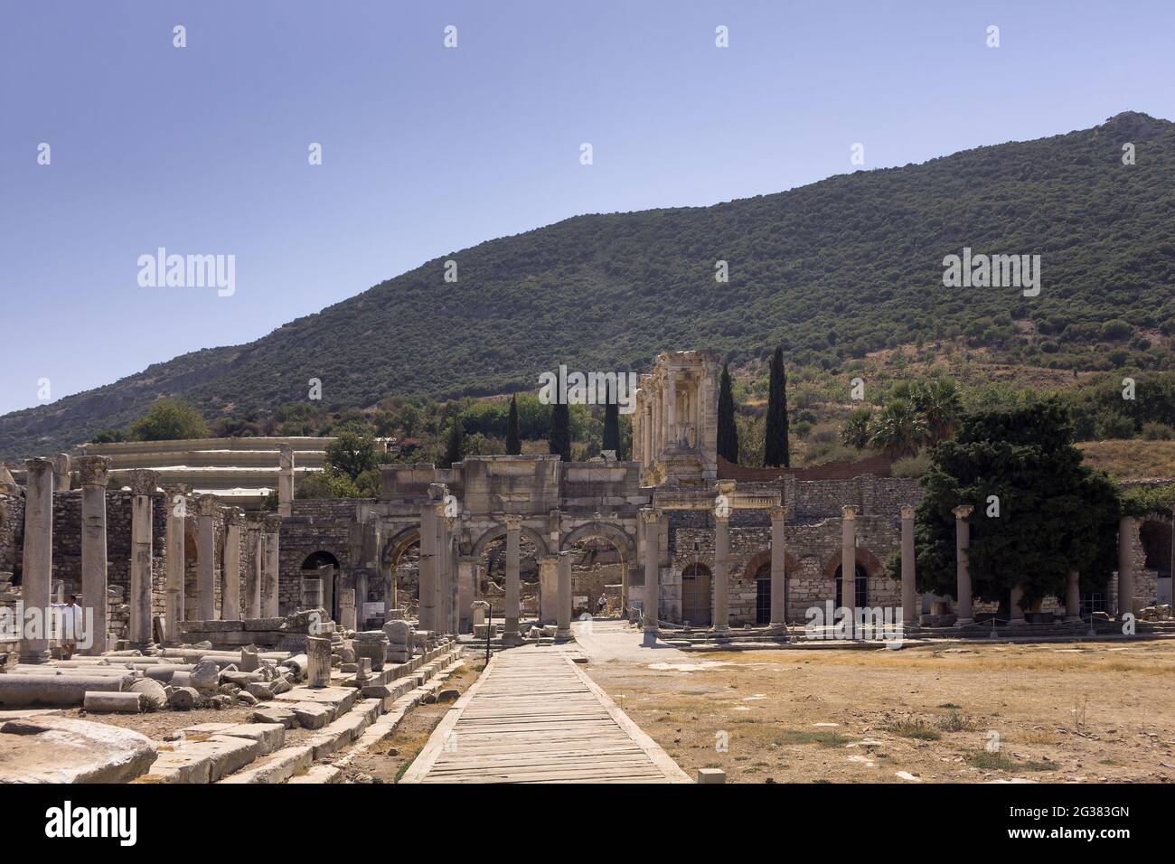 Blick auf historische Ruinen in der berühmten antiken griechischen Stadt namens 'Ephesus' an der Küste von Ionia südwestlich von Selcuk in Izmir, Türkei. Stockfoto