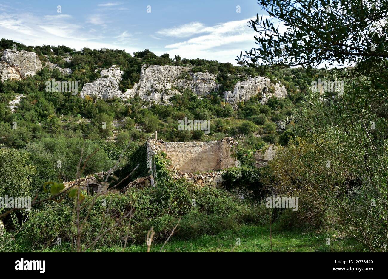 MODICA, SIZILIEN, ITALIEN - 22. Nov 2015: Kleine ländliche Wohnung mit eingestürztem Dach, Cava d'Ispica Schlucht in Sizilien berühmt für Höhlenwohnungen und Grabstätten Stockfoto