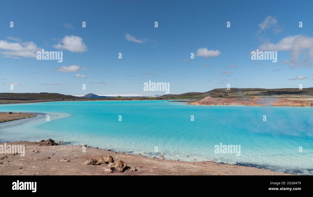 Blauer See in Hverir Myvatn Geothermie-Gebiet mit kochenden Schlammbecken und dampfenden Fumarolen in Island Stockfoto