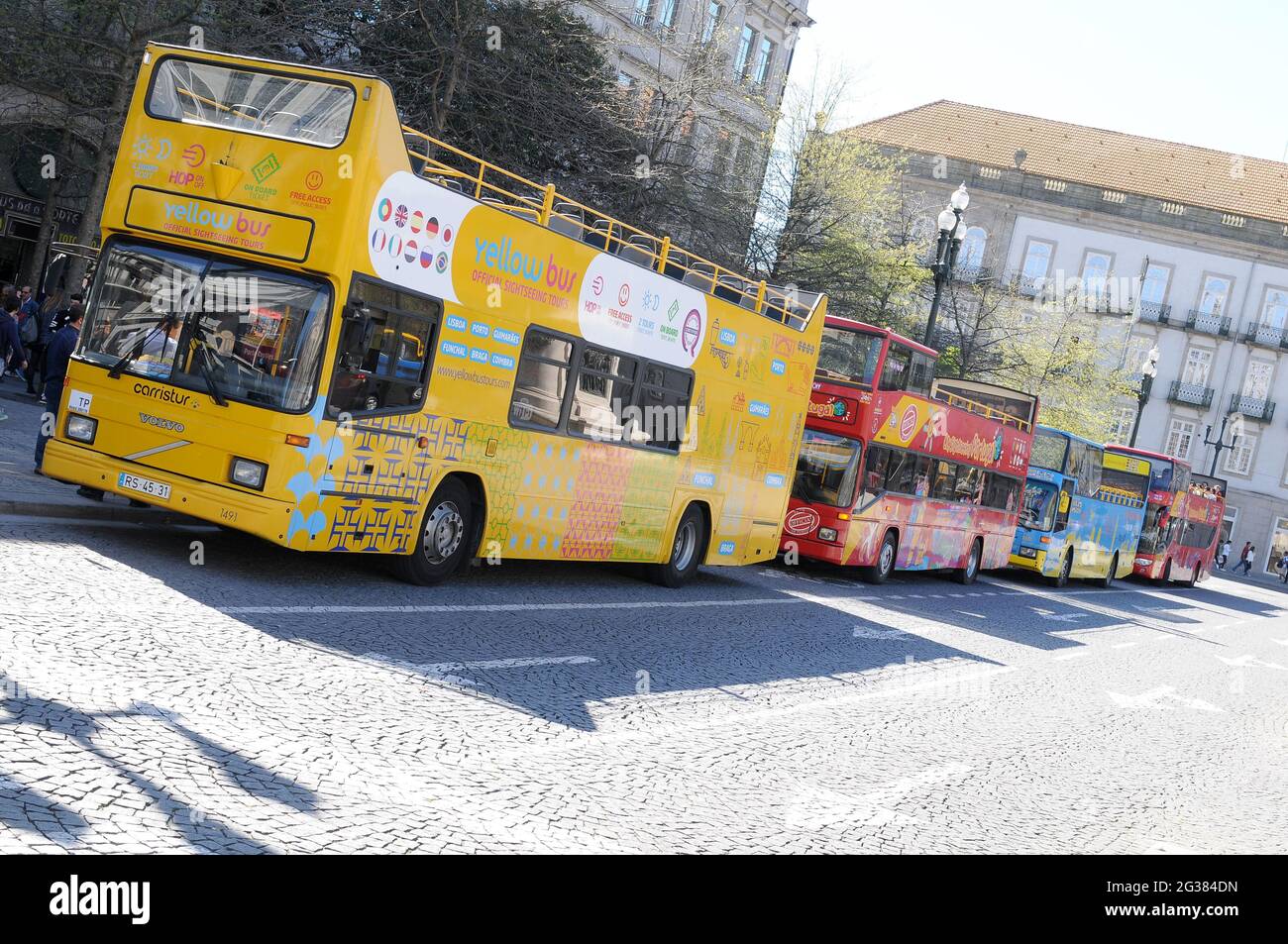 Touristenbusse in Porto (Bild: © Julen Pascual Gonzalez) Stockfoto
