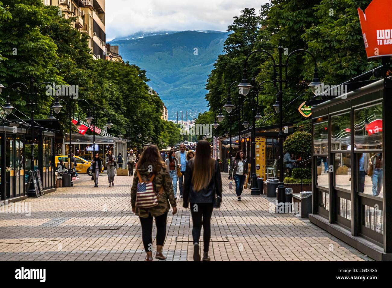 Fußgängerzone von Sofia mit Blick auf das Vitosha-Gebirge in Bulgarien Stockfoto