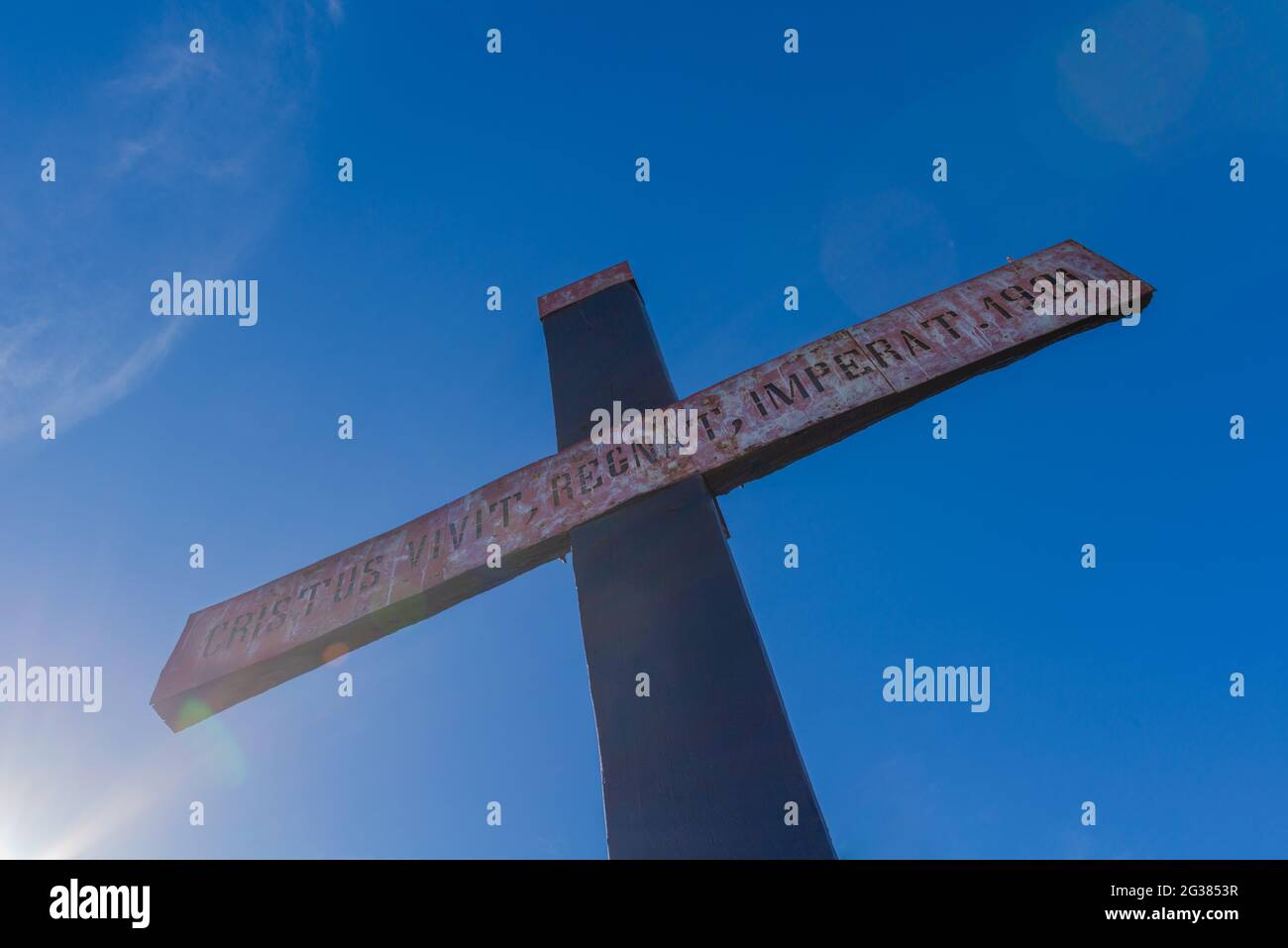 Kreuz mit einer lateinischen Inschrift auf Jesus auf dem Hügel Cerro San Bernardo, Teleferico San Bernado , Kolonialstadt Salta im Nordwesten Argentiniens, Lateinamerika Stockfoto