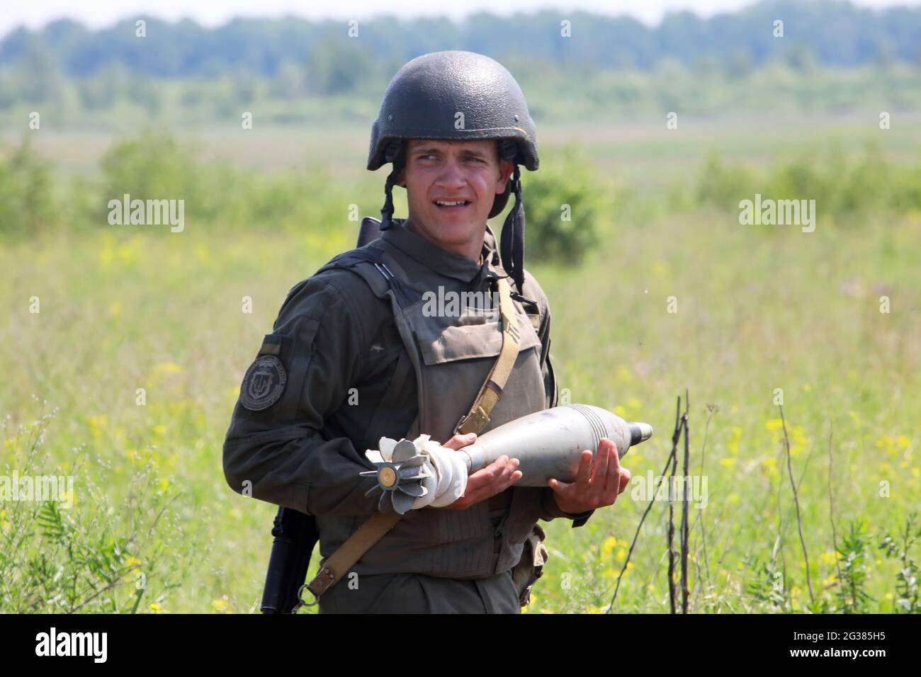 REGION CHARKIW, UKRAINE - 14. JUNI 2021 - EIN Soldat hält während der Artillerieübungen des Östlichen Operational-Territorial Command of the Nation eine Granate Stockfoto