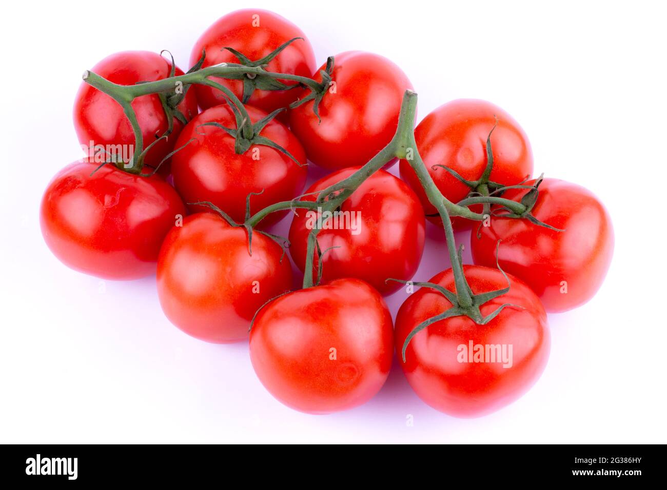 Rote Tomate mit Stiel. Die Tomate ist die essbare Beere der Pflanze Solanum lycopersicum, allgemein bekannt als Tomatenpflanze. Andalusien, Spanien, Europa Stockfoto