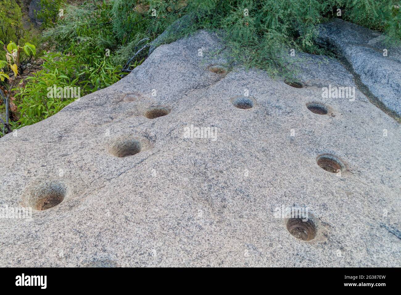 Alte heilige Stätte in der Nähe von Cafayate, Argentinien. Löcher im Felsen stellen Sterne von Sternbildern dar. Stockfoto