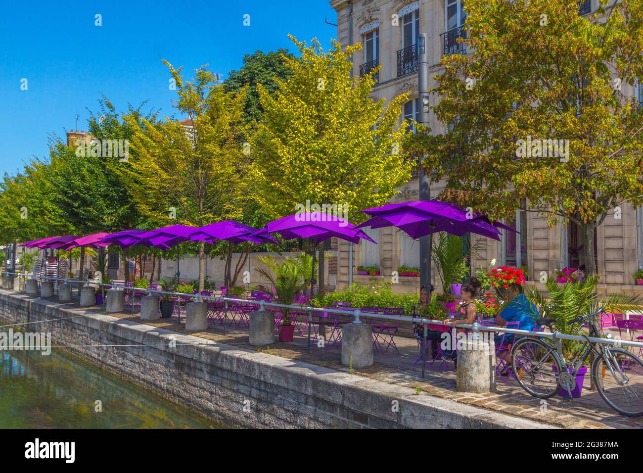 Riverside Cafe in der Champagne Region Stadt Troyes, Frankreich. Unbekannte Familie genießt ein Café am Fluss in Troyes Frankreich. Stockfoto