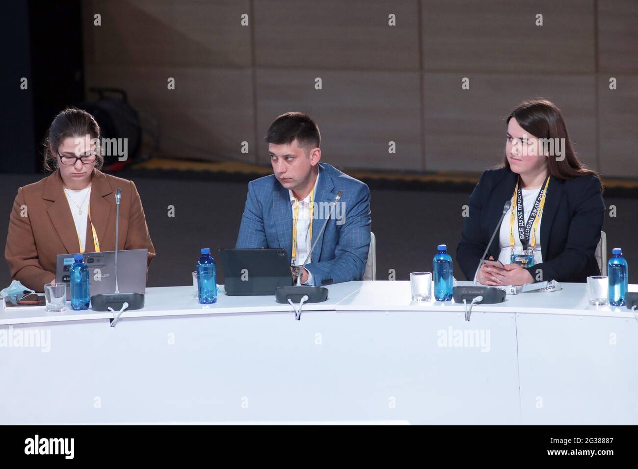 KIEW, UKRAINE - 14. JUNI 2021 - die Teilnehmer werden während der Matrosen, Anti-Korruptions-, Dienste für Segler abgebildet. Präsentation eines Plans, der auf im ausgerichtet ist Stockfoto