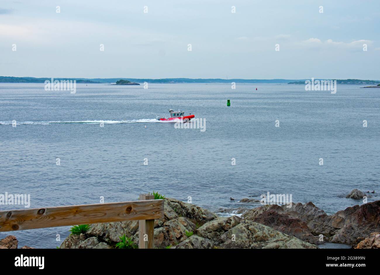 Kleiner roter Schlepper, der durch die Gewässer von Marblehead, Massachusetts, auf dem Weg zur Rettung fährt Stockfoto