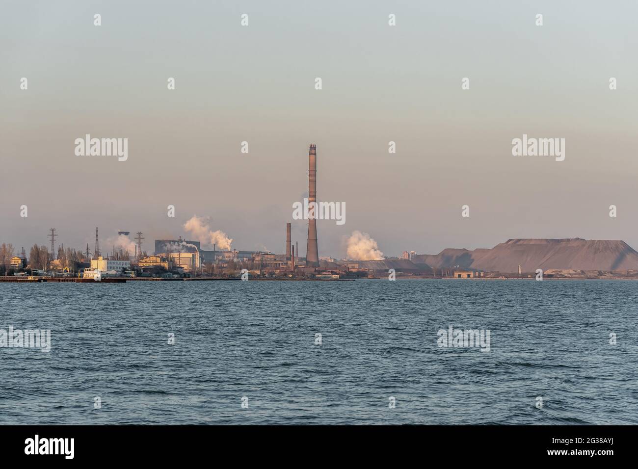 Fabrik mit Luftverschmutzung Rauch aus Kaminen, Umweltprobleme. Konzept zur Luftverschmutzung in der Industrie. Ökologische Katastrophe. Stockfoto