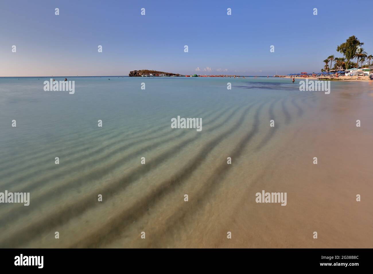 Reines, wunderbar klares mediterranes Meerwasser in der Bucht von Aygia Napa, Nissi Strand, Urlaubsparadies, Hafen Stockfoto