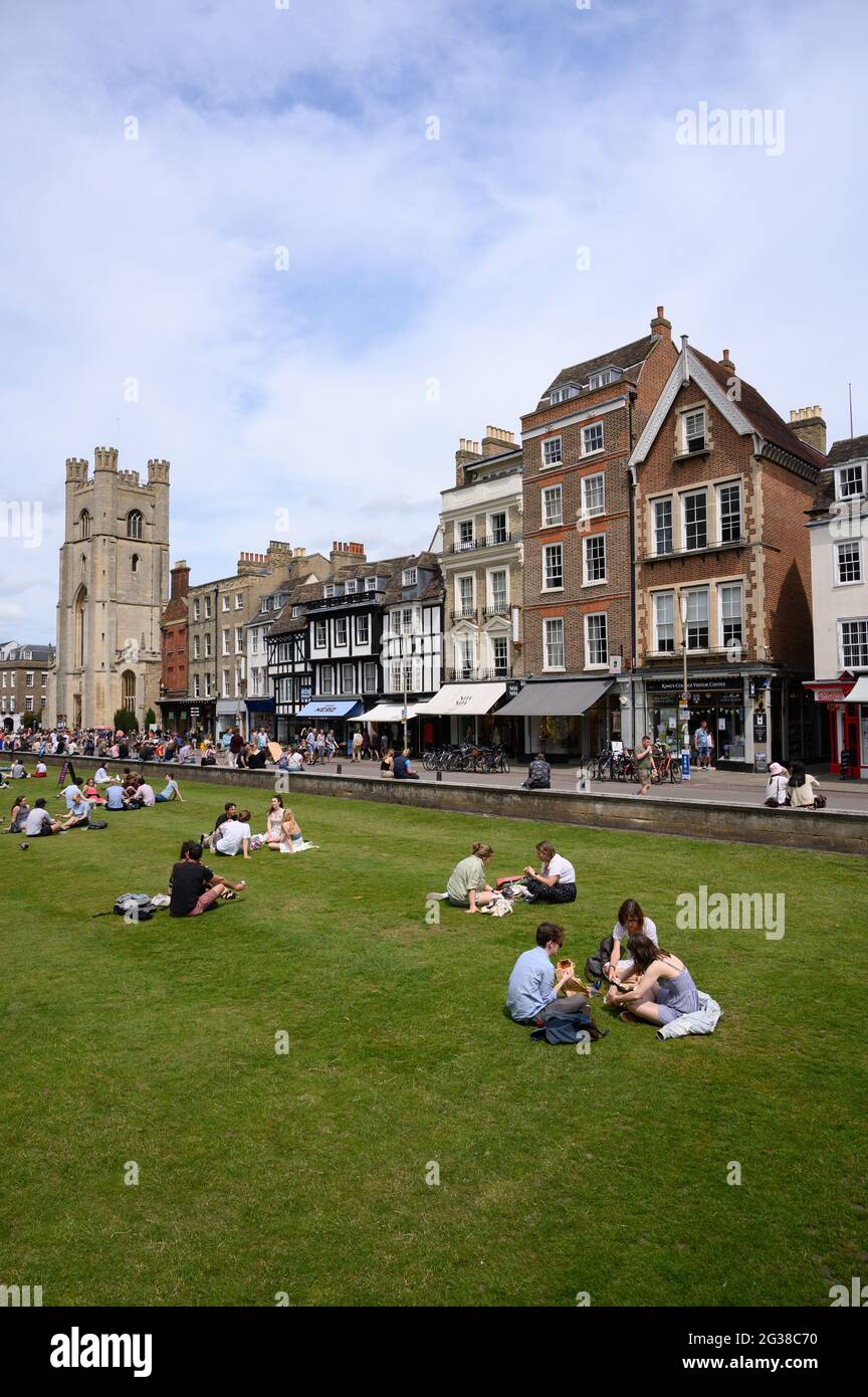 Menschen sitzen auf dem Rasen vor dem King's College Cambridge. Stockfoto